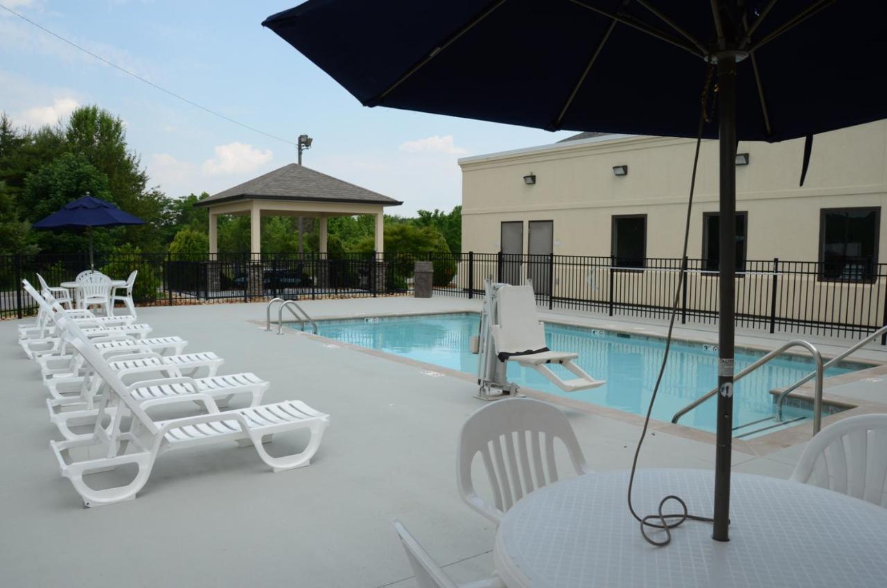Baymont By Wyndham Clarksville Exterior photo