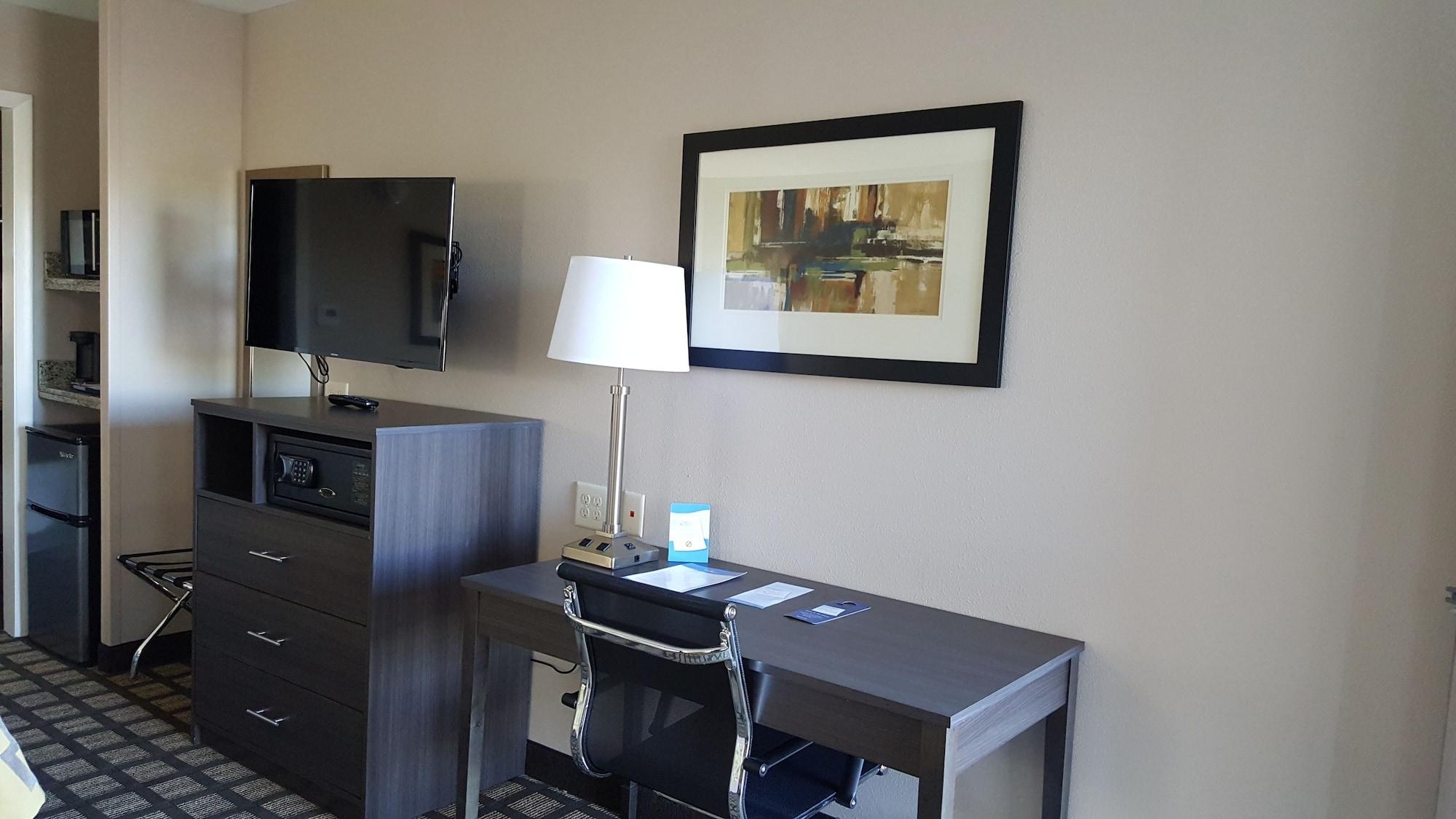 Baymont By Wyndham Clarksville Exterior photo