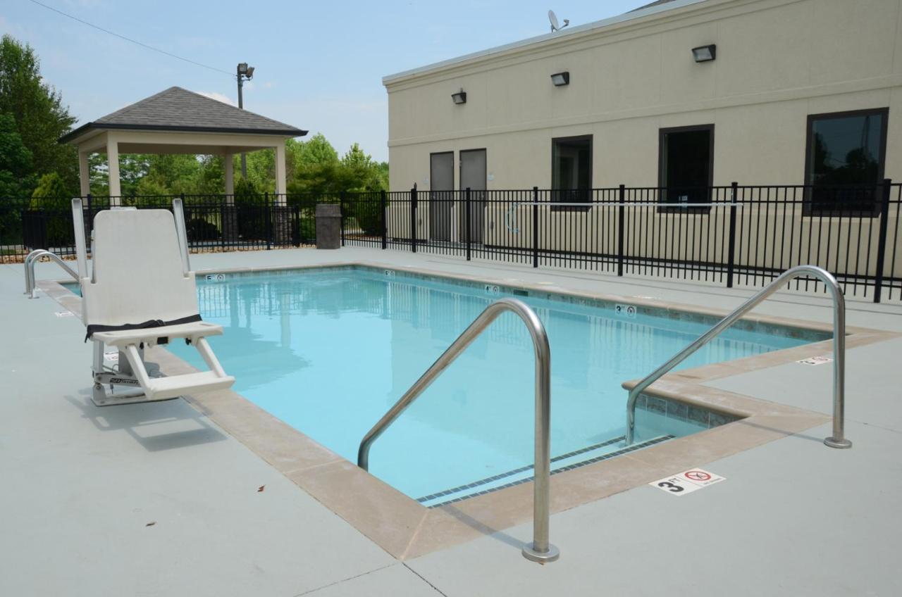 Baymont By Wyndham Clarksville Exterior photo