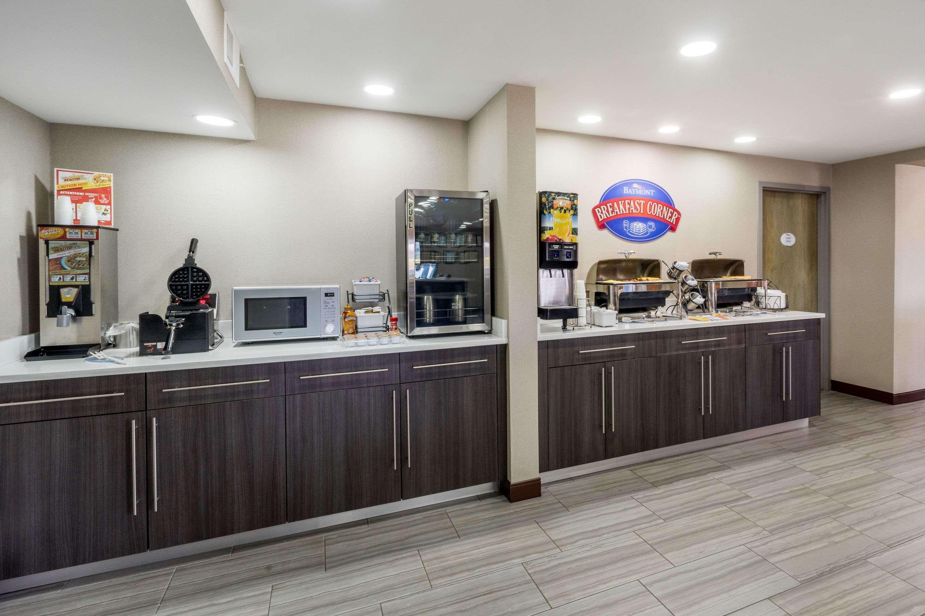 Baymont By Wyndham Clarksville Exterior photo